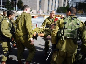 IDF Chief of Staff Benny Gantz evacuating a wounded soldier, staying with him until the doctors began treatment